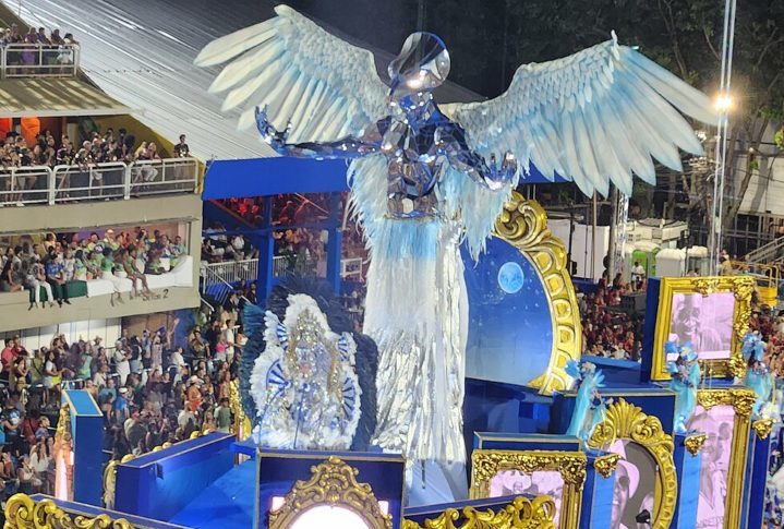 <p>Em 2023, a escola completou 100 anos de existência e levou o enredo “O azul que vem do infinito” para a avenida. O tema percorreu a trajetória gloriosa da escola e homenageou grandes nomes, ficando na quarta posição.</p>
