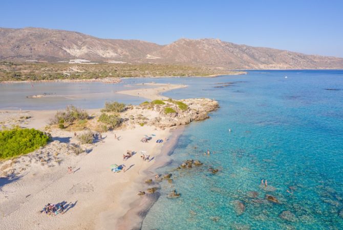 Além de Santorini, outra ilha na Grécia vira novo fenômeno turístico