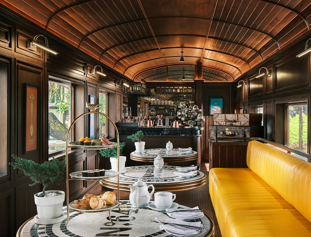 Já o Tea Carriage, que fica localizado em outra parte do resort, conta com uma decoração exuberante, onde os hóspedes podem desfrutar de uma variedade de bebidas, como cafés gelados e um chá da tarde encantador.-Divulgação InterContinental Khao Yai Resort