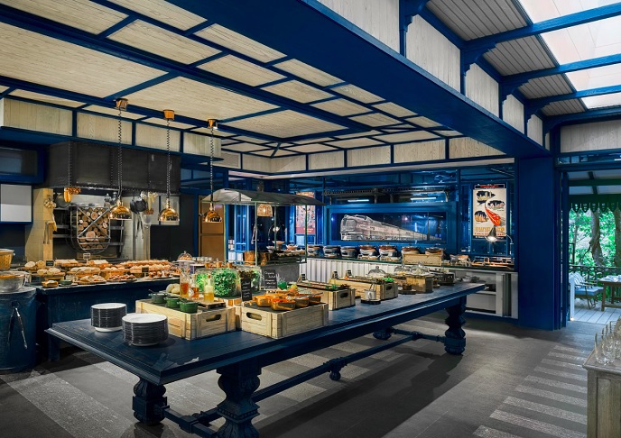 Não menos importante, o café da manhã é servido na Cozinha de Somying, um restaurante com cabines semelhantes aos tradicionais vagões de jantar e decoração interna toda em azul e branco. -Divulgação InterContinental Khao Yai Resort