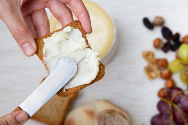 Presentes no café da manhã do brasileiros, em receitas salgadas e até em sobremesas, requeijão, creme de ricota e cream cheese costumam dividir espaço nas prateleiras. -  (crédito: Reprodução/Freepik)