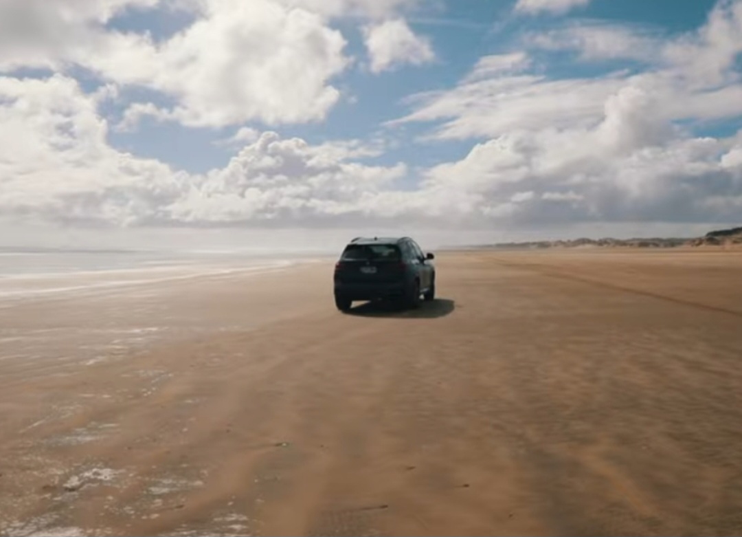 Localizada na Ilha Norte, na Nova Zelândia, a praia conta com dunas de areia que são famosas entre os praticantes de bodyboarding. Além disso, pessoas com carros que têm tração nas quatro rodas também costumam visitar o local.