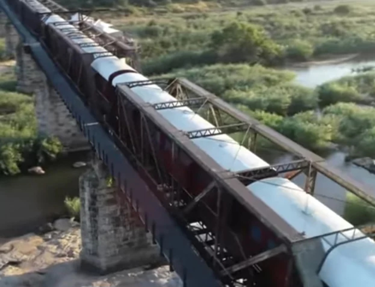 Hóspedes na selva: Trem abandonado vira hotel em ponte da África do Sul - Reprodução de vídeo YouTube Domingo Espetacular 