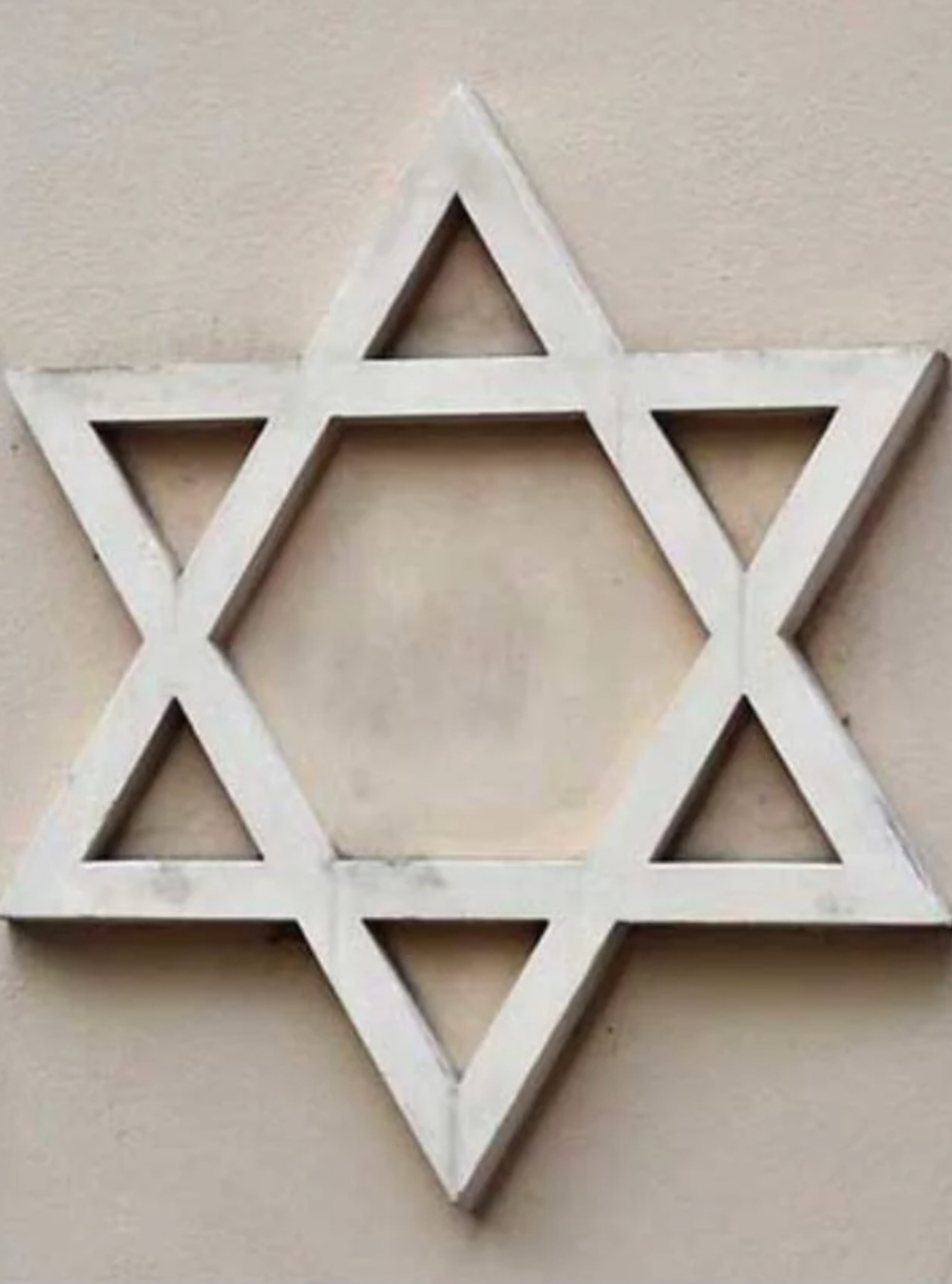 Estrela de Davi- É um símbolo de seis pontas, usado como amuleto da sorte. Encontrado em joias, decorações e objetos de arte, pode ser feito de ouro, prata ou outros metais preciosos. Conhecida como Magen David em hebraico, que significa "Escudo de Davi", simboliza proteção espiritual e é também um símbolo de identidade e unidade do povo judeu.