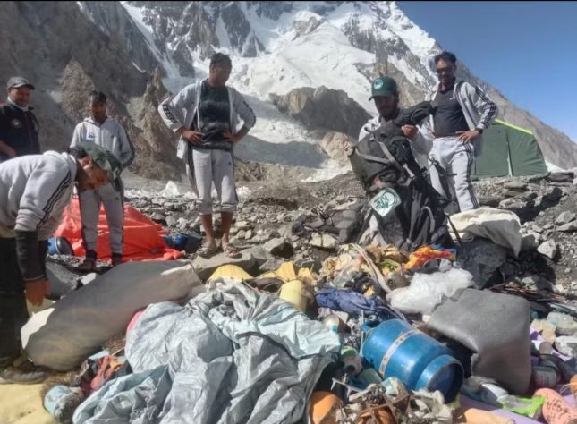 Corpos e lixo no Everest 