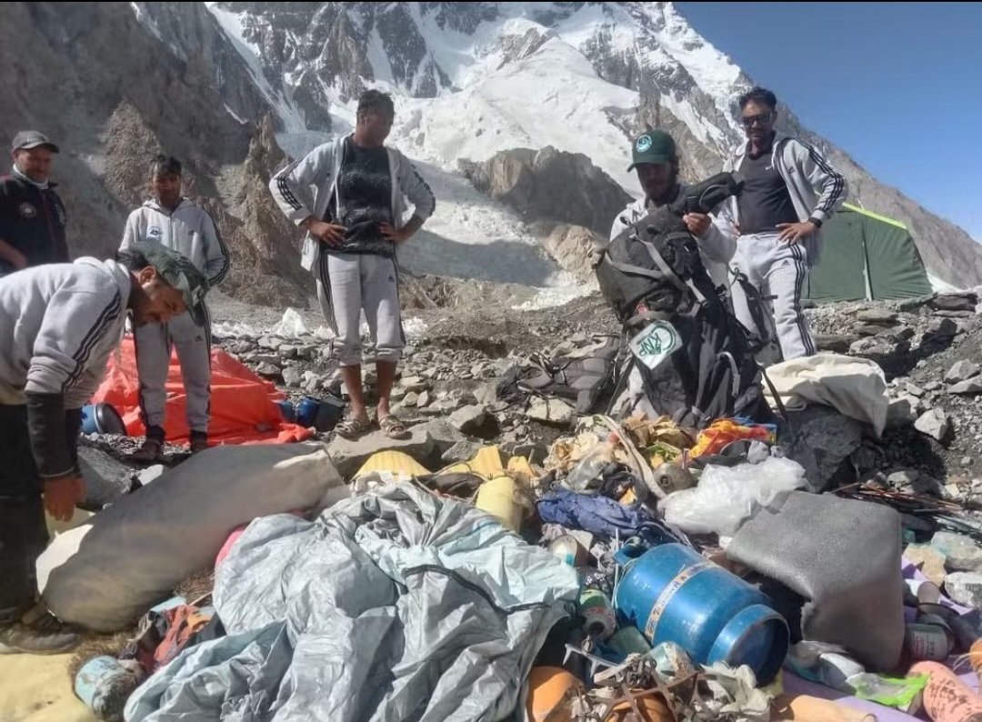 Por isso, uma medida recente é a obrigatoriedade de os alpinistas retornarem da escalada carregando as fezes num saquinho apropriado. Esse recipiente contém um produto químico que retira o mau cheiro e preserva  as fezes para que elas sejam "conferidas" .-Reprodução Instagram