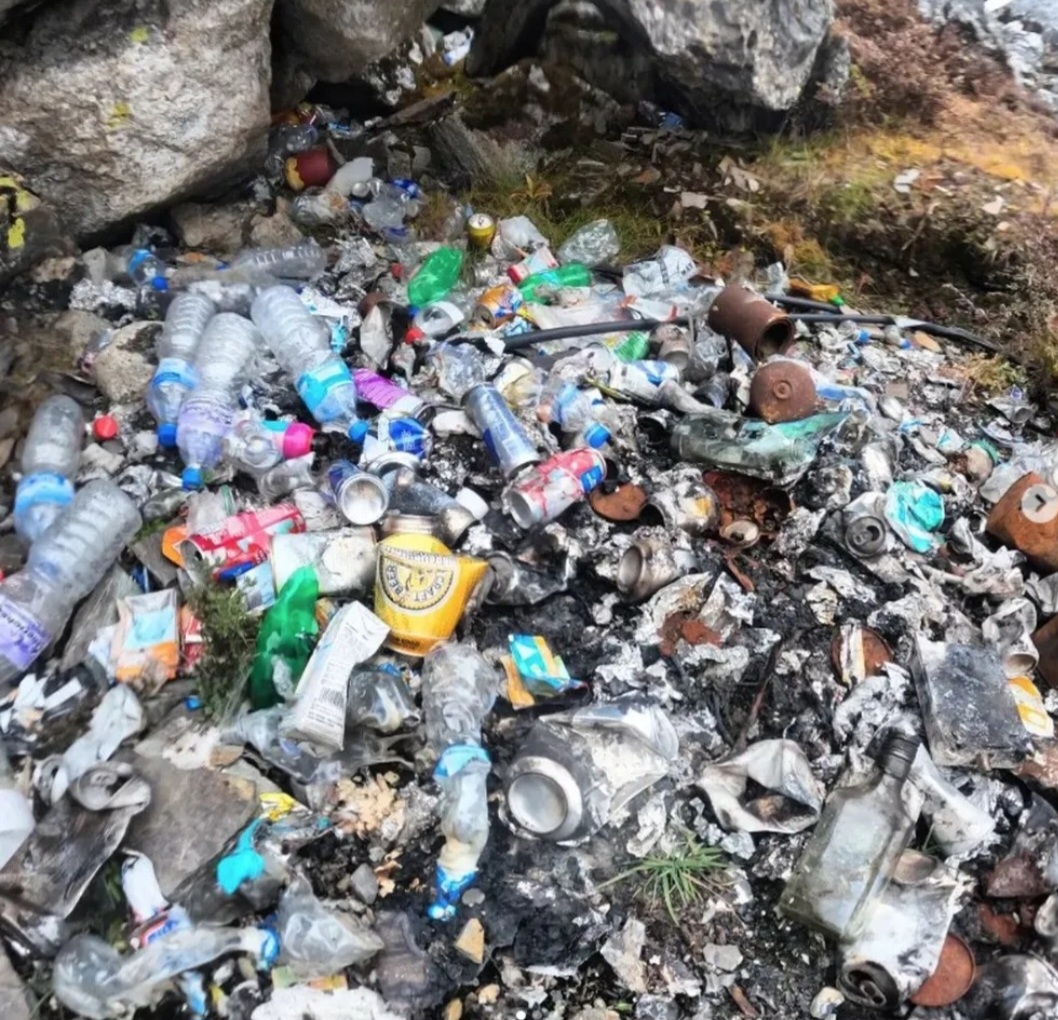 O Exército do Nepal informou que em 2022 removeu  cerca de 34 toneladas de resíduos do Everest e das montanhas  adjacentes. Em 2021 haviam sido 27,6 toneladas.-Reprodução Instagram