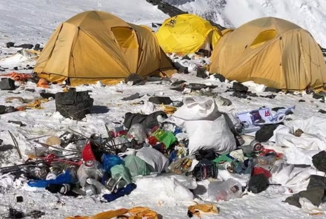 Acúmulo de sujeira faz do Everest o mais alto depósito de lixo do mundo