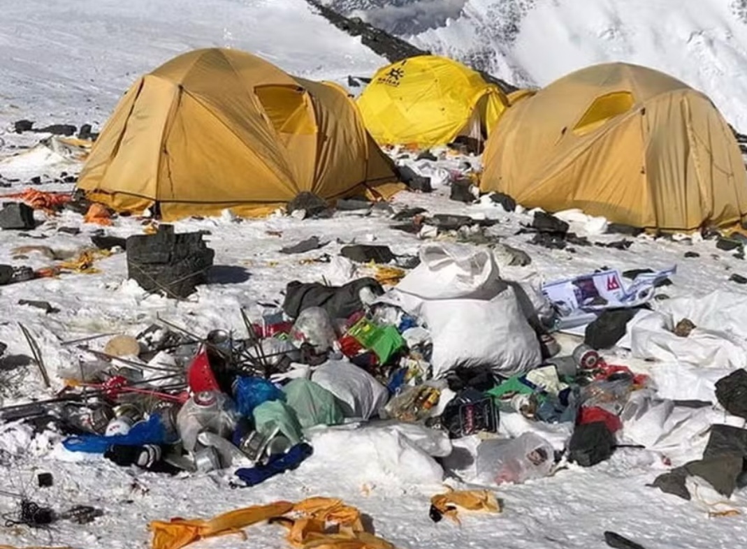 Acúmulo de sujeira faz do Everest o mais alto depósito de lixo do mundo