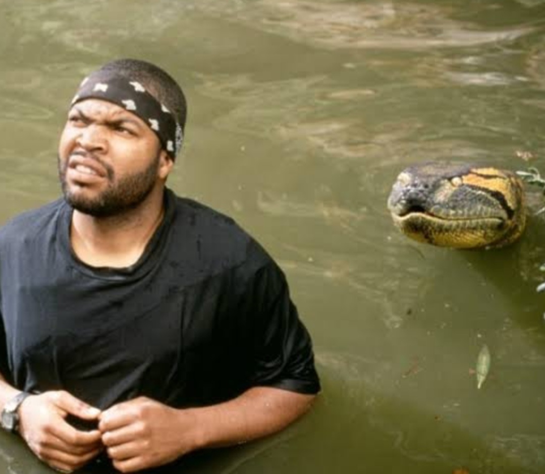 Na trama, Terri Flores (Jennifer Lopez) e o Capitão Mateo (Vincent Castellanos) entram na floresta equatorial amazônica 
com uma equipe de produção,  para fazer um documentário sobre a tribo Shrishama. Durante uma forte tempestade, eles encontram o caçador de cobras Paul Serone (Jon Voight).