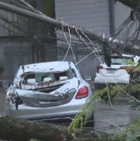 Poste com cabos elétricos cai sobre carro
