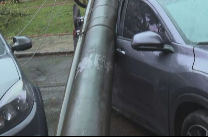 Poste com cabos elétricos cai sobre carro