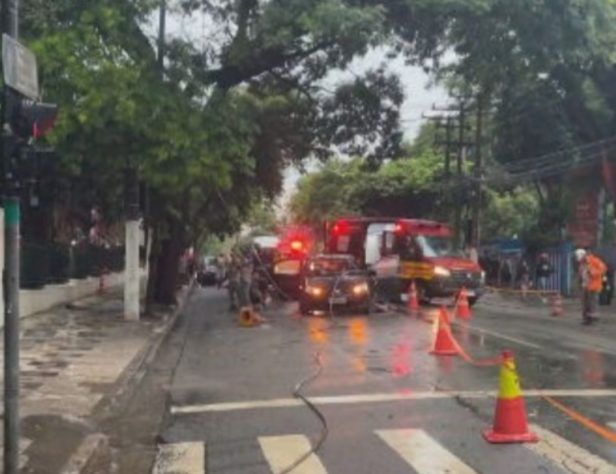 Poste sobre  carro em são paulo