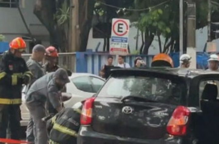 Poste sobre carro em são paulo