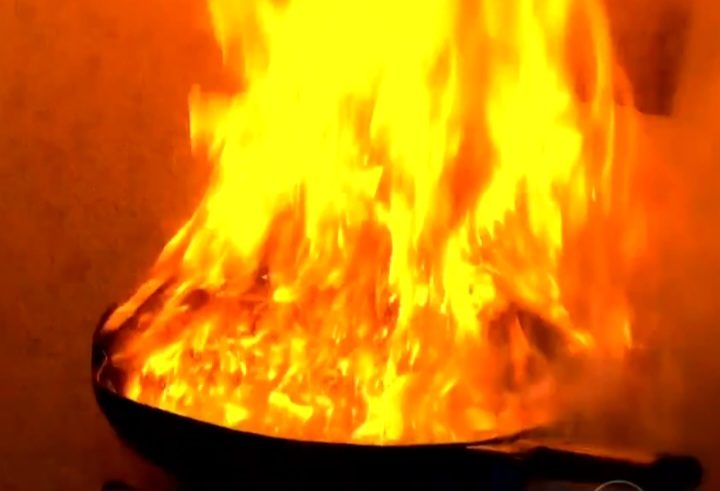 Ao jogar o ovo (com água) na frigideira quente com óleo, as chamas subiram, causando graves queimaduras. Na imagem, uma simulação feita durante reportagem na TV Globo. -Reprodução TV Globo