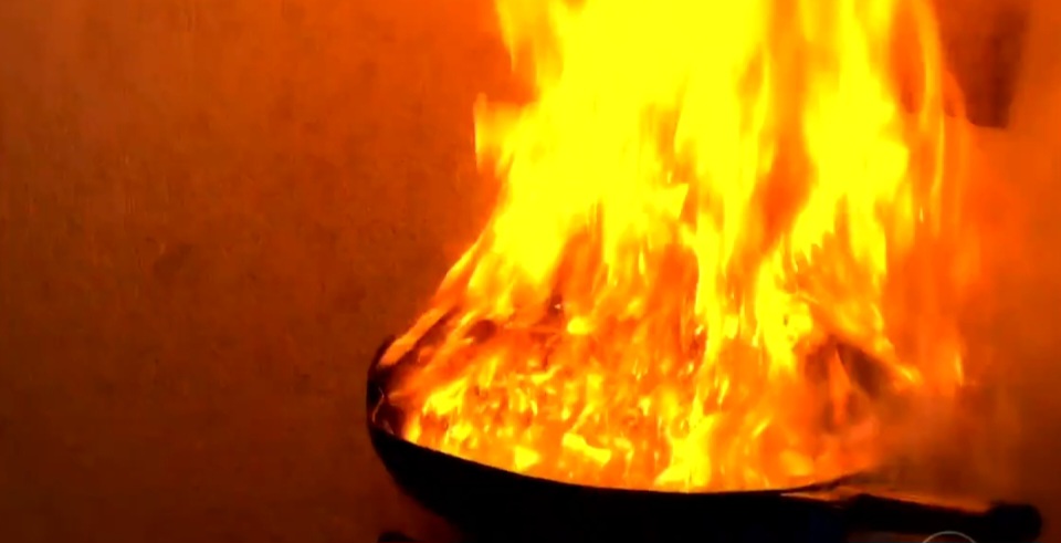 Ao jogar o ovo (com água) na frigideira quente com óleo, as chamas subiram, causando graves queimaduras. Na imagem, uma simulação feita durante reportagem na TV Globo. 