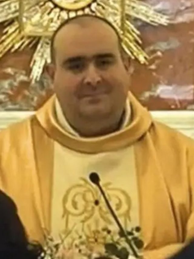 Pra quem não viu: padre italiano encontrou veneno no cálice da missa