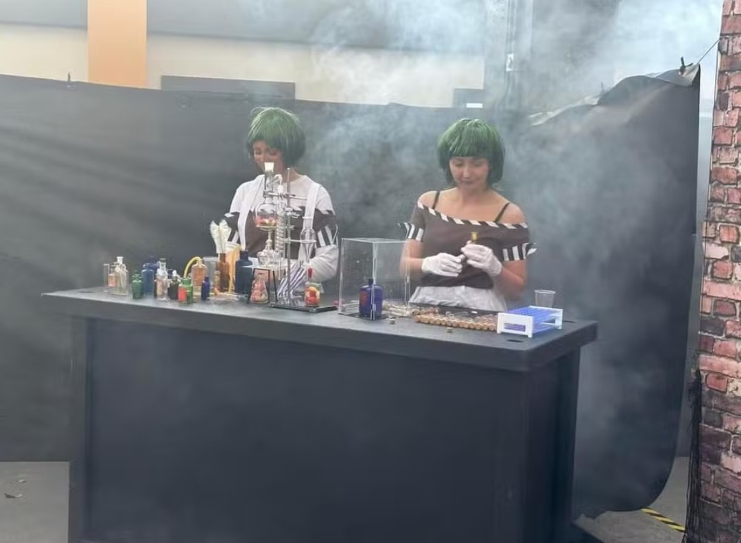 Um caso recente de suposta "previsão" se refere à exposição ‘Willy Wonka Experience’, em Glasgow, na Escócia. Os organizadores prometeram atividades imersivas no universo da famosa fábrica de chocolate. Mas o fracasso foi tão grande que os realizadores prometeram ressarcimento ao público.