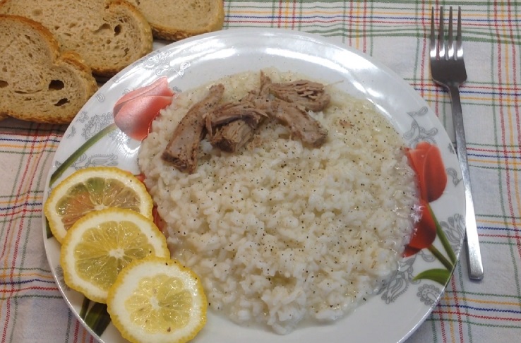 Outros pratos bem populares são o "gamopilafo", um risoto com carne de cabra (foto), e o "kalitsounia", um pastel recheado com queijo ou verduras.