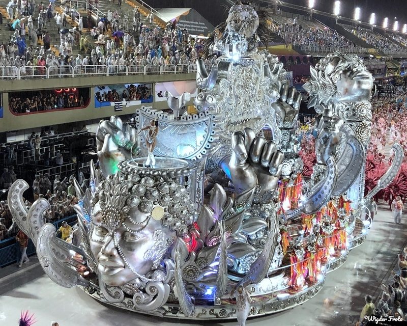 <p>Em 2024, no ano da celebração dos 40 anos do Sambódromo, a campeã foi a Viradouro, com o enredo “Arroboboi, Dangbé”. O carnavalesco Tarcísio Zanon assinou o desfile. </p>
