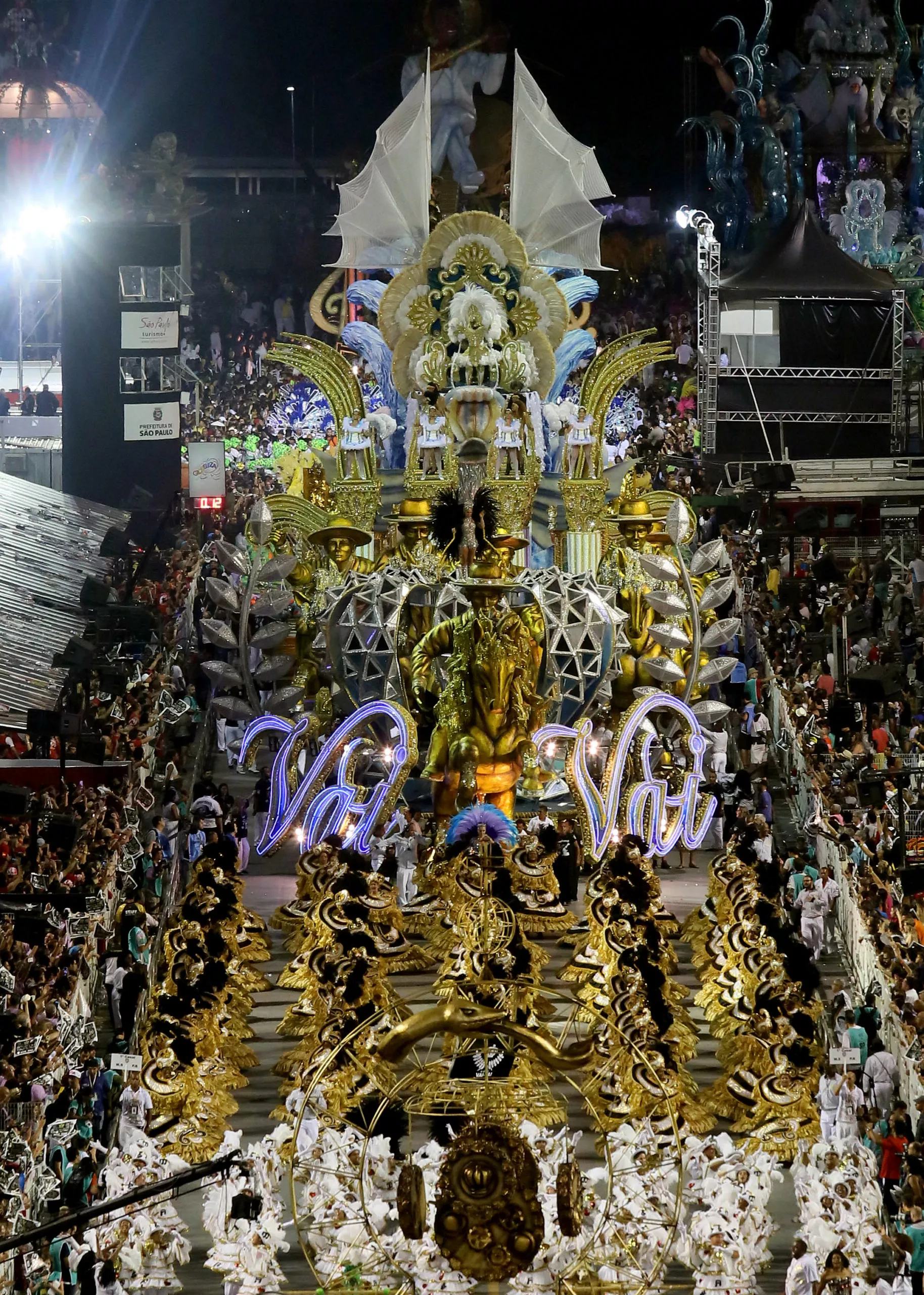 Em 2015, a disputa foi acirrada entre Vai-Vai e Mocidade Alegre. A taça foi conquistada pela escola do bixiga após uma virada no quesito evolução, último da lista. Até a abertura dos quatro envelopes finais, a Mocidade liderava, mas terminou em segundo com 269,6 pontos. A escola encantou o público ao homenagear a cantora Elis Regina. - Wikimedia Commons/Hickcampos