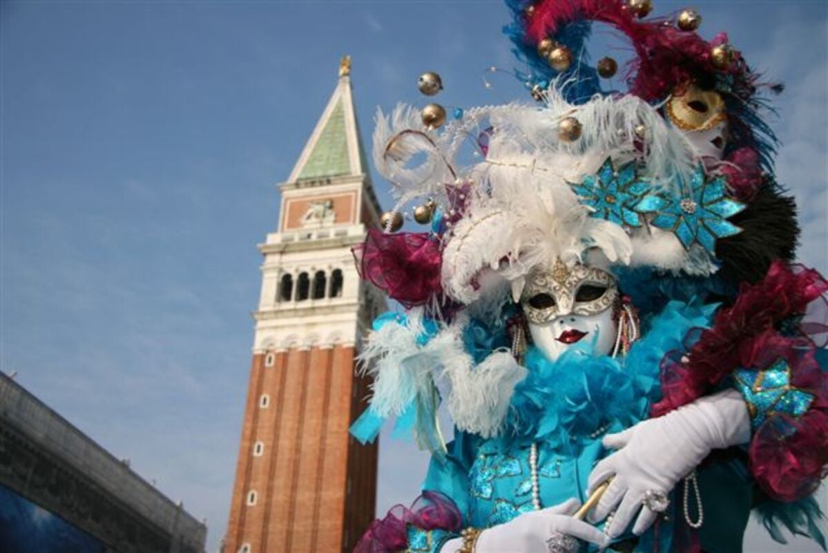 Em 1271, Veneza já contava com ateliês especializados em técnicas manuais para a confecção de máscaras em grandes volumes. Entretanto, os adereços foram proibidos durante um bom tempo justamente por cobrir o rosto todo, o que causava algumas confusões, roubos etc.
