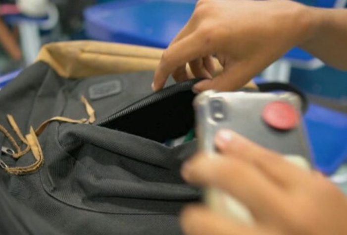 Estudante aluno celular mochila