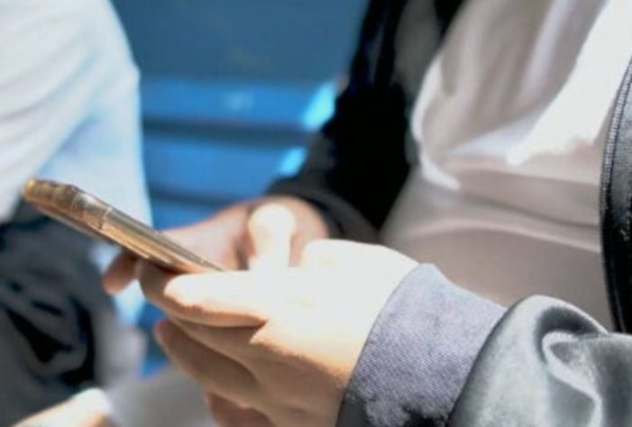 Estudante aluno celular