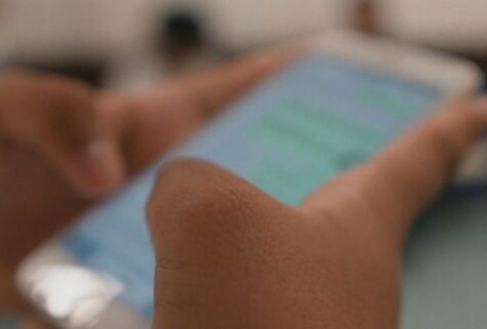 Estudante aluno celular