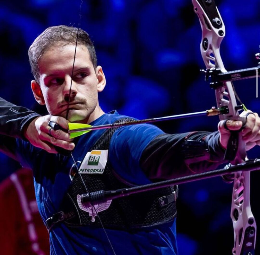 Orgulho brasileiro! Marcus Vinícius D’Almeida, um atleta de Maricá, município do Rio de Janeiro, recebeu o prêmio de melhor arqueiro do mundo em 2023. O FLIPAR mostrou e republica para quem não viu.  -  (crédito: reprodução instagram @disparadalmeida)