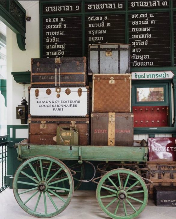 O espaço foi todo construído em um prédio separado que lembra uma estação de trem antiga da Tailândia, cheia de malas, bancos de madeira, peças antigas de trem, desenhos e fotografias históricas. -reprodução instagram @intercontinental_khaoyai