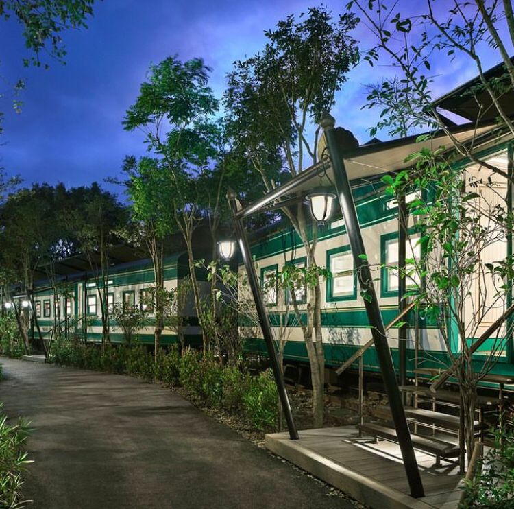 Resort na Tailândia faz sucesso com suítes em vagões de trem
