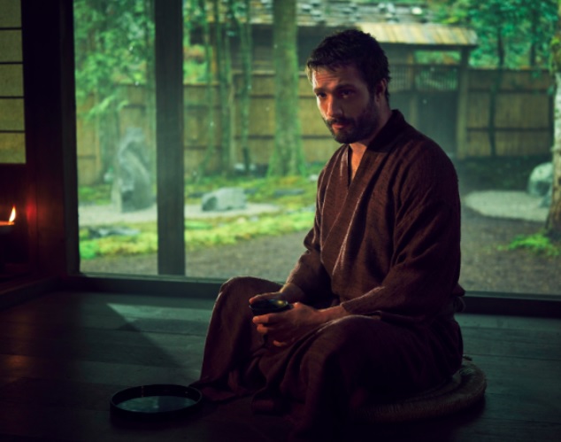 Quando um navio europeu misterioso é encontrado abandonado em um pequeno vilarejo de pescadores, o capitão inglês John Blackthorne (Cosmo Jarvis) chega com segredos que podem ajudar o senhor da guerra a mudar o equilíbrio de poder.