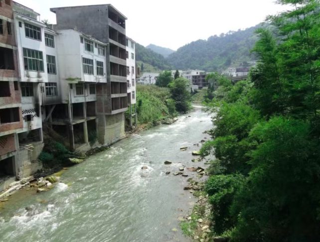 Yanjin é um condado na província de Yunnan, administrado pela cidade de Zhaotong. Sua história remonta a cerca de 200 a.C., quando se tornou o lar do povo Bo. 