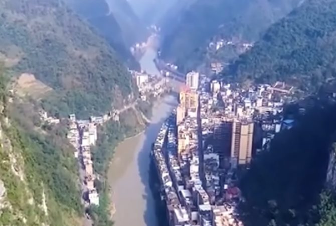Como é a vida na cidade mais estreita do mundo; saiba onde fica