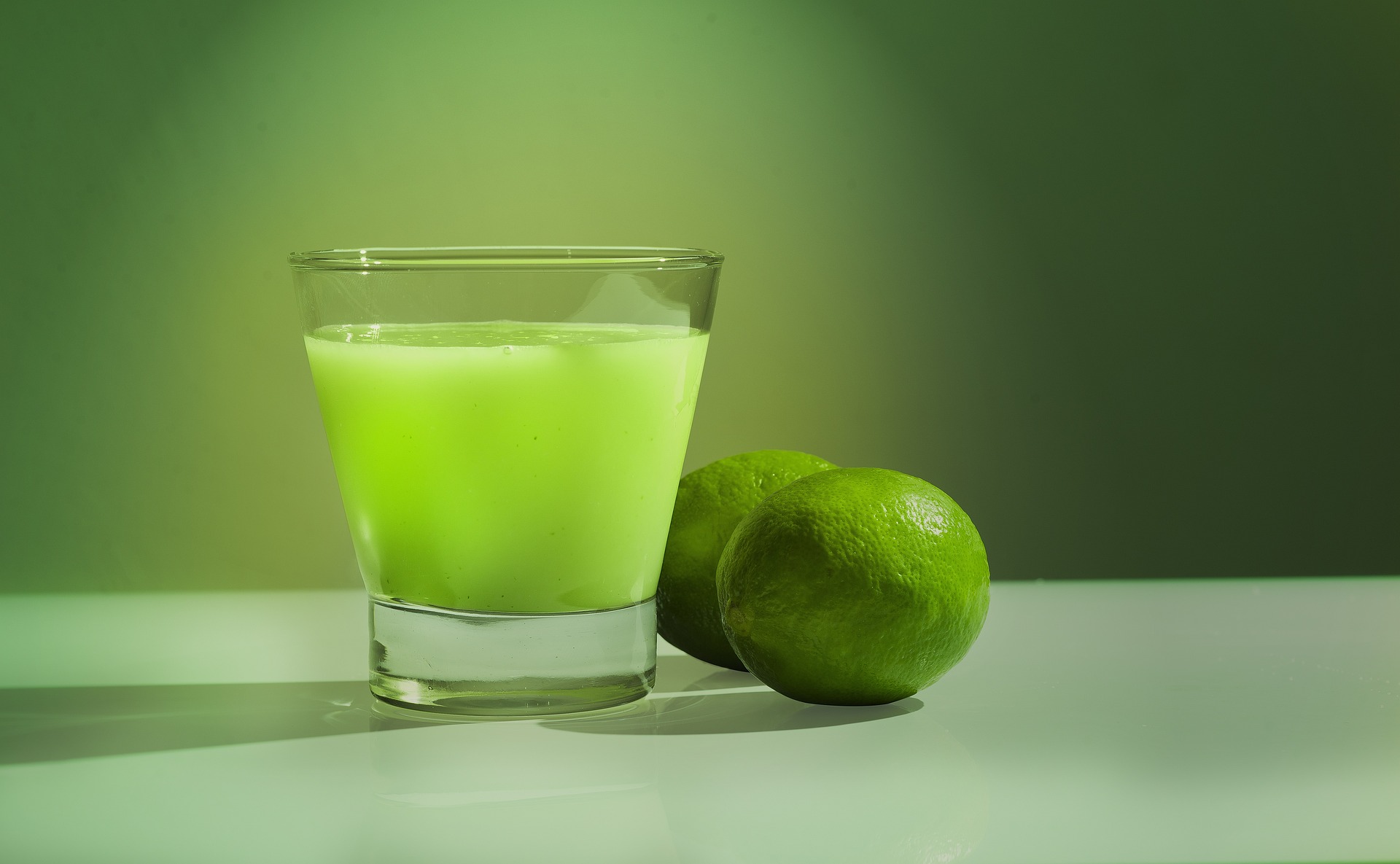 O site TasteAtlas descreve a Caipirinha como uma mistura de cachaça, açúcar e limão.
