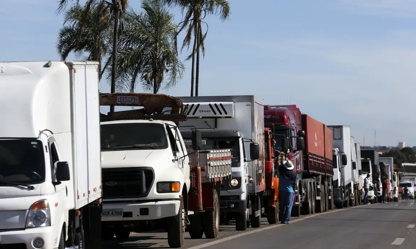 Um dos problemas citados é o excesso de peso no transporte de cargas, com alguns caminhões trafegando com toneladas acima do limite permitido. 