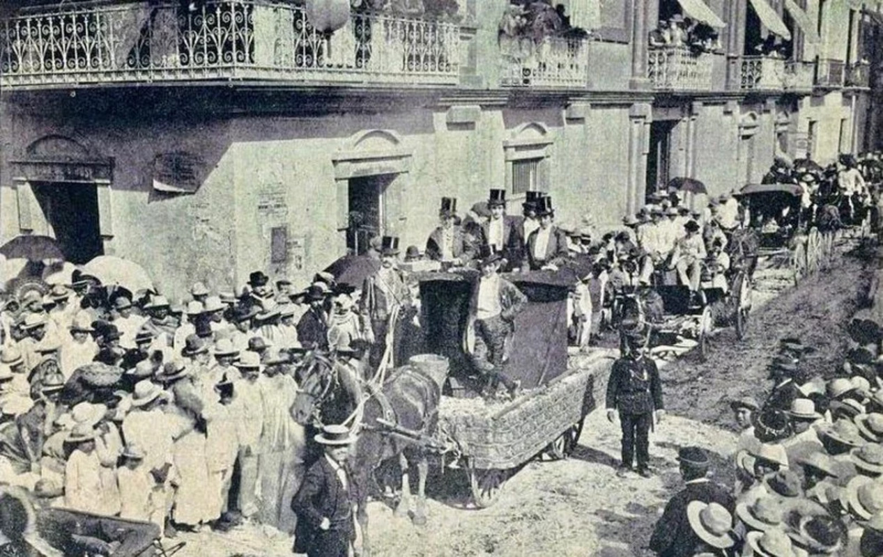 <p>Desde o século XVI encontram-se referências ao Rei Momo em celebrações cristãs na Espanha. Ele aparece também como rei da folia em diversas tradições dos séculos subsequentes em outros países da Europa ocidental. </p>
