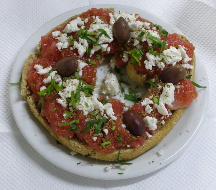 Um dos dos pratos típicos mais conhecidos de Creta é o "dakos", uma salada com tomate, pepino e queijo feta.