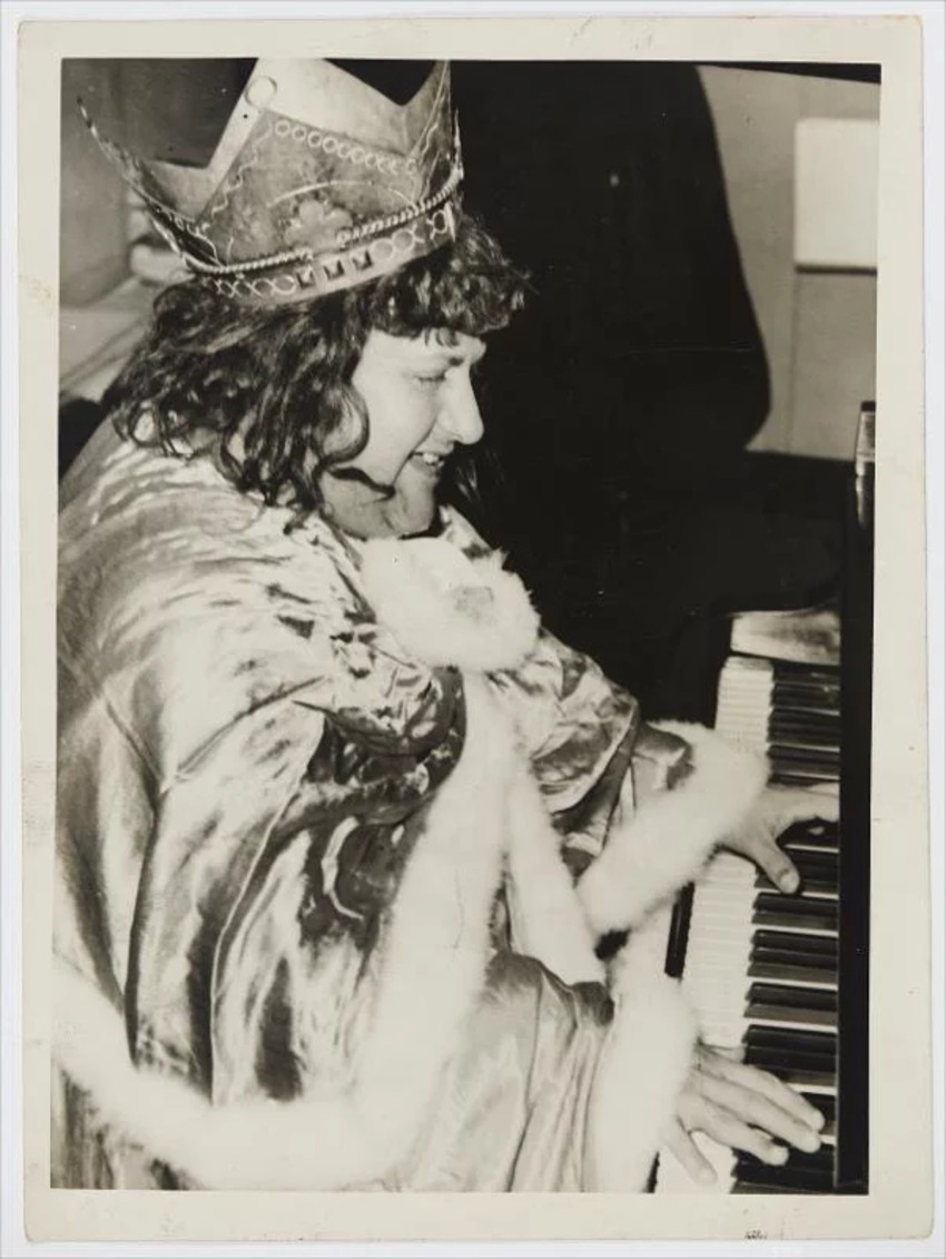 <p>No ano seguinte, a equipe de A Noite decidiu substituir o boneco de papelão por uma pessoa real: o cronista Francisco de Moraes Cardoso. </p>
