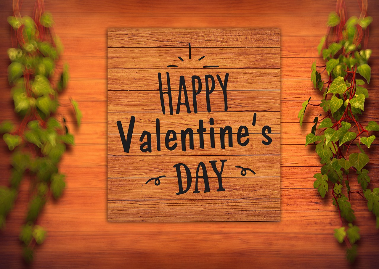 <p>E as celebrações variam de acordo com costumes de cada país. Nos Estados Unidos, é comum que parentes e amigos também troquem presentes nessa época. Não apenas as pessoas envolvidas romanticamente. O dia serve como demonstração de afeto de maneira geral. </p>
