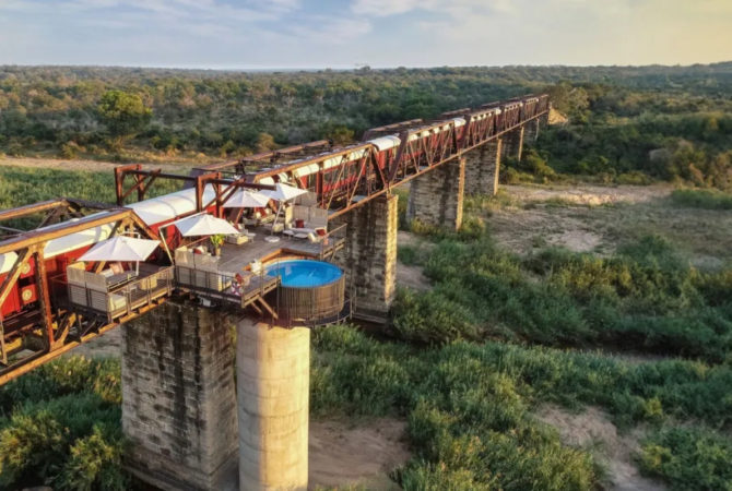 Hóspedes na selva: Trem abandonado em ponte vira hotel na África do Sul