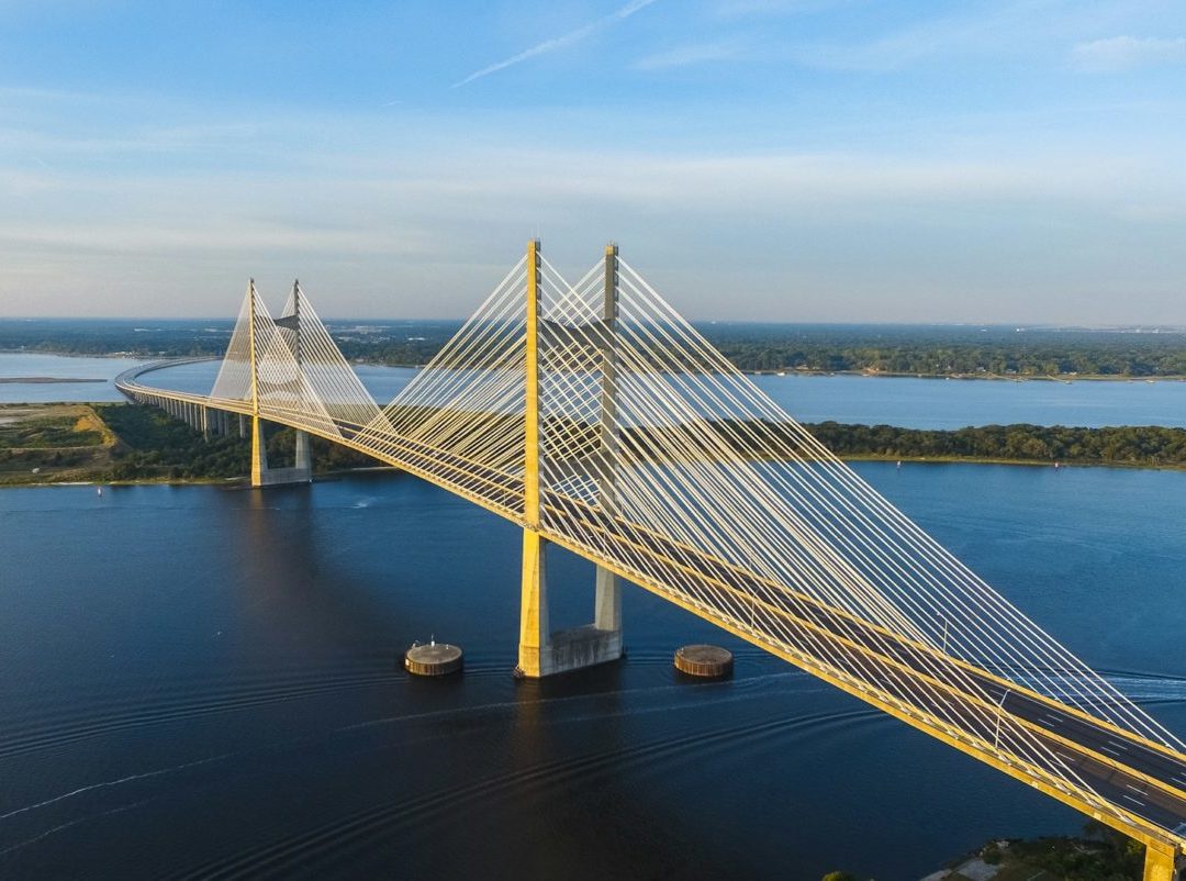 Pontes suspensas são verdadeiras obras de arte da engenharia, unindo a beleza e a particularidade de diferentes culturas ao redor do mundo. Hoje o FLIPAR traz uma lista com algumas dessas maravilhas da construção; confira!
 -  (crédito: Lance Asper Unsplash)