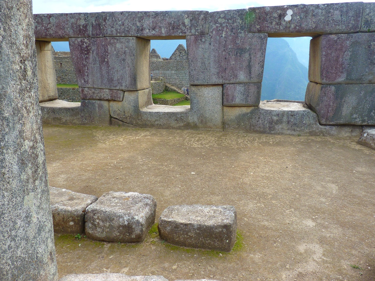 O Templo das 3 Janelas pode ser considerado o mais importante de Machu Picchu. Ele tem uma envergadura de 12 metros de largura por 5 metros de altura e também tem três paredes com vista para o Templo Principal. 