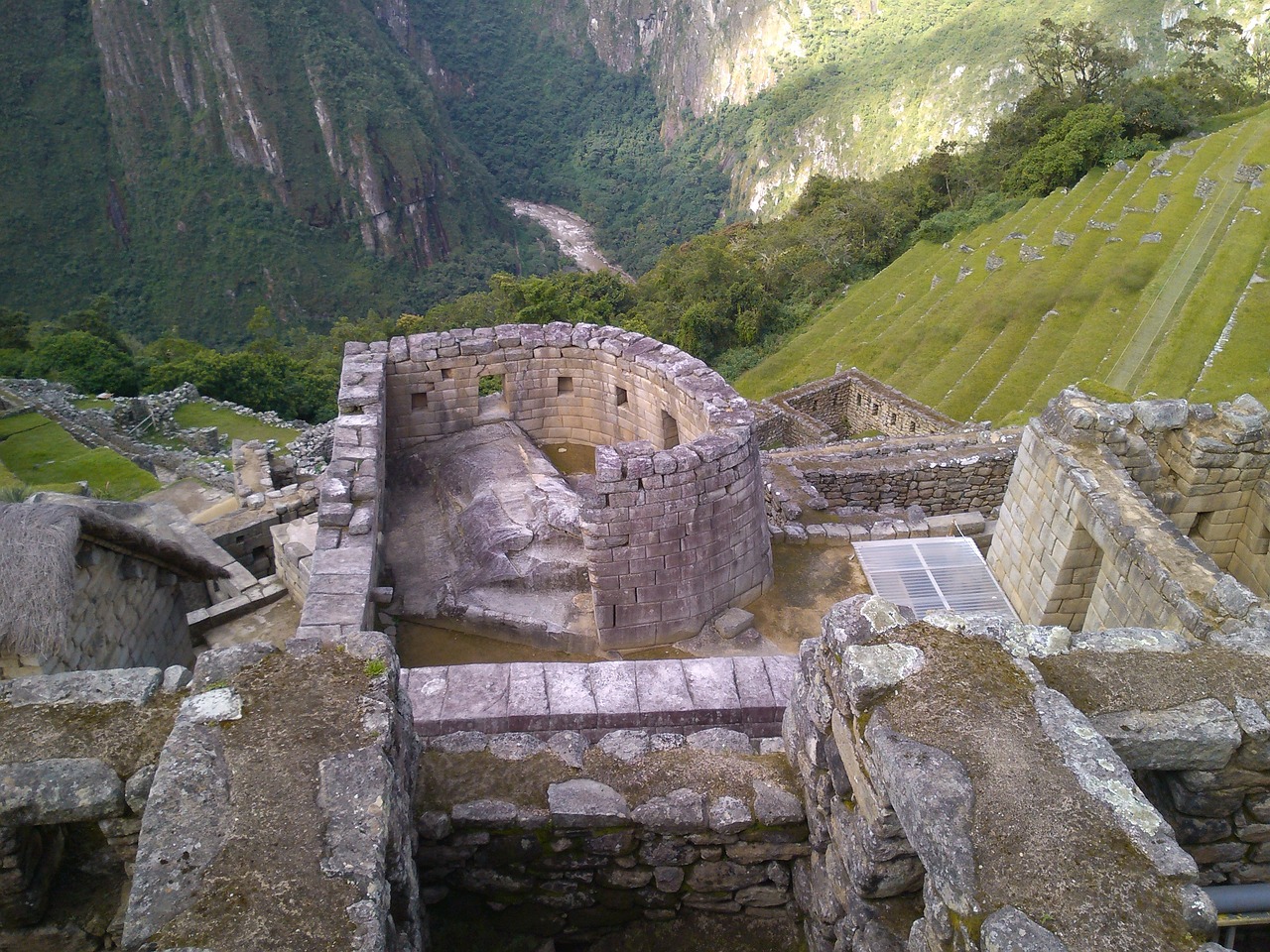 O Templo do Sol tem duas janelas, uma voltada para o norte e outra para o sul. Estudos realizados no século XX mostram que elas eram usadas para que os solstícios e equinócios fossem observados com precisão com base nas sombras que faziam nos dias 21 de junho e 21 de dezembro. Já foi uma área exclusiva, que só podia ser visitada pela família Sapa Inca.