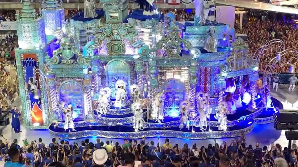 <p>Em 2024, a Portela levou o Estandarte de Ouro de melhor escola e de melhor enredo em 2024 com o tema “Um defeito de cor”, inspirado no livro de Ana Maria Gonçalves. No desfile oficial do Grupo Especial, a azul e branco ficou em 3º lugar na classificação final.</p>
