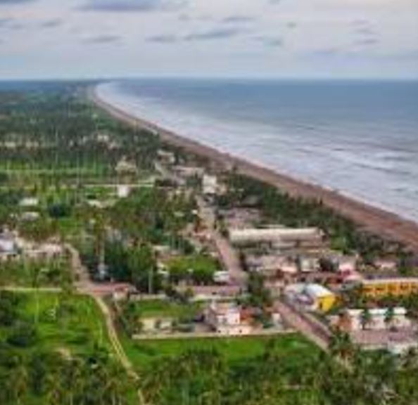 É a maior praia do México e o destino de muitos surfistas. Além disso, chama a atenção por ser baixa, com a possibilidade de caminhar até 100 metros mar adentro. Novillero também se caracteriza por ter areia muito fina e águas tranquilas o ano todo.