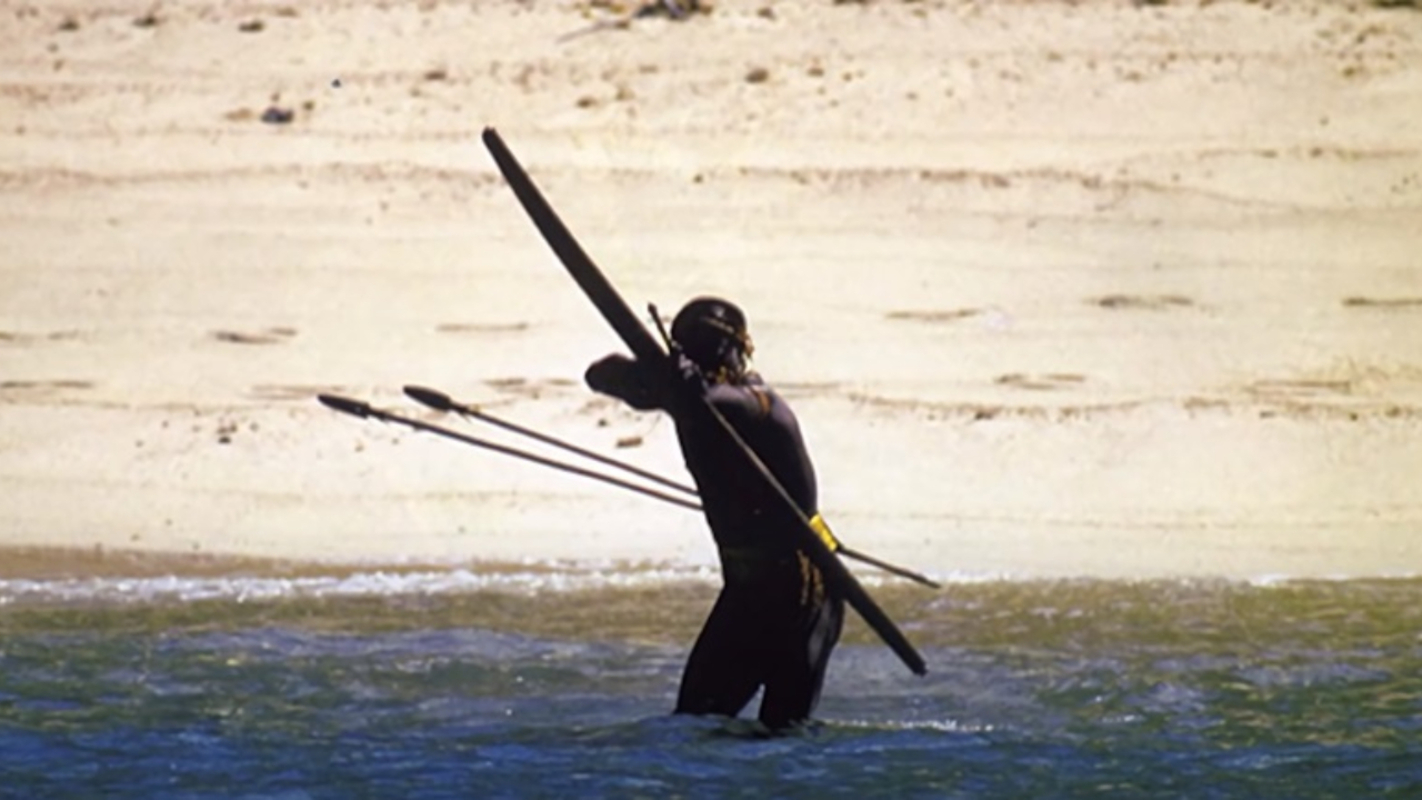 Outro episódio que teve repercussão envolveu um diretor da Nationa Geographic. Em 1974, ao tentar fazer filmagens na ilha com sua equipe, ele foi alvejado na perna com uma flecha. 