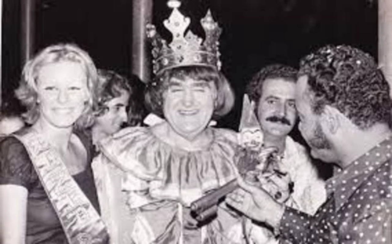 <p>Outras cidades pelo Brasil também adotaram a coroação do Rei Momo. Santos foi a pioneira no estado de São Paulo, em 1934. Waldemar Esteves da Cunha, apelidado de o Magnânimo, foi o primeiro coroado no município e considerado o mais antigo do país até sua morte, aos 92 anos, em 2013. </p>
