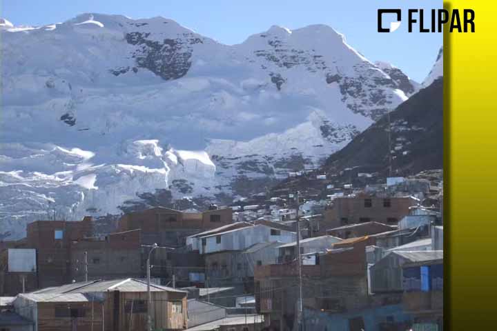 A cidade de La Rinconada, localizada nos Andes peruanos (a cerca de 5.100 metros acima do nível do mar), ostenta o título de cidade habitada mais alta do mundo. Conheça mais sobre ela nesta galeria do FLIPAR! -  (crédito: Wikimedia / Hildegard Willer)